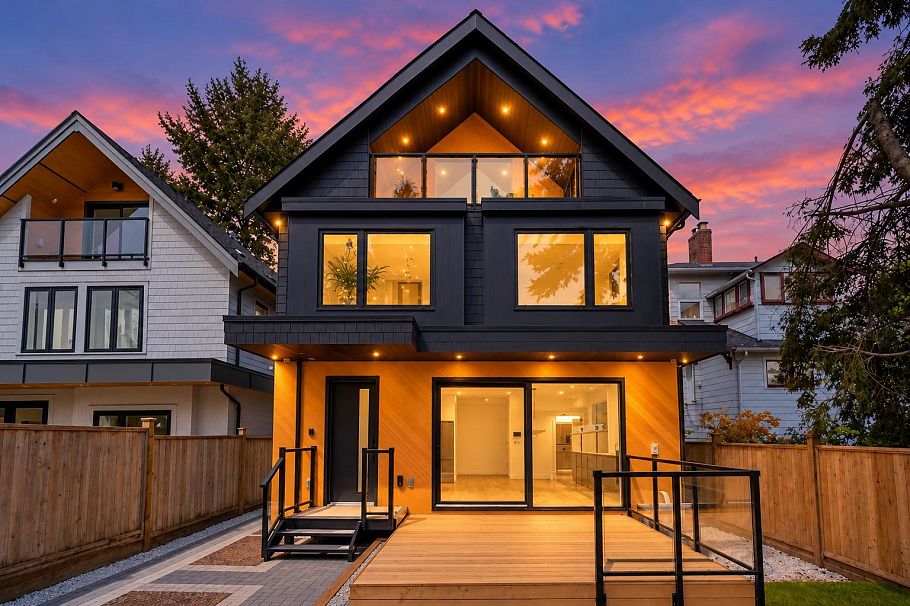 2 950 W 17th Avenue Vancouver, BC - 1