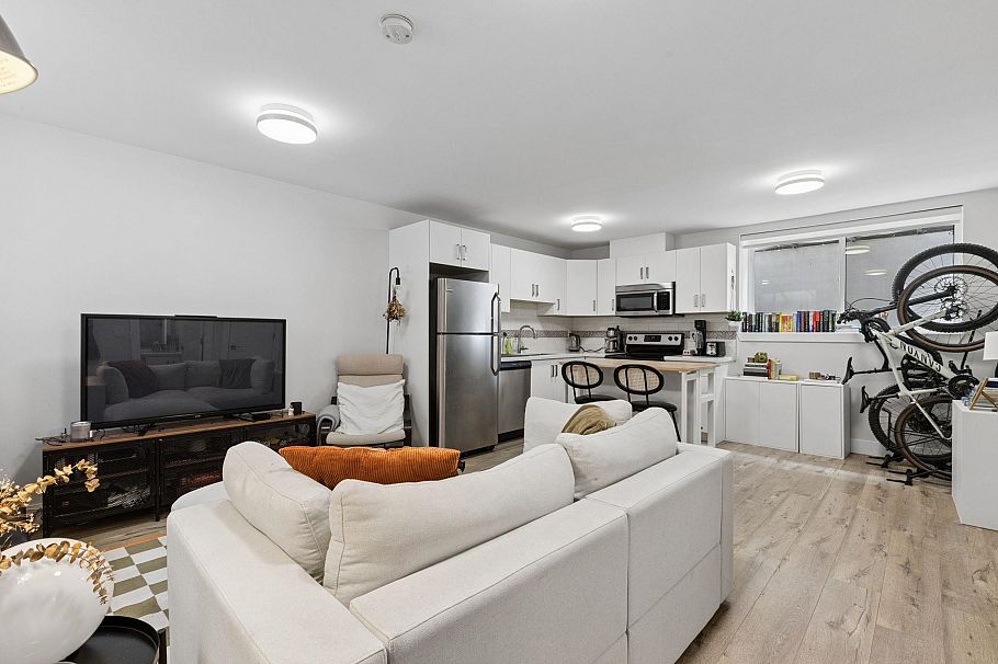351 W 21st Street North Vancouver, BC - 31