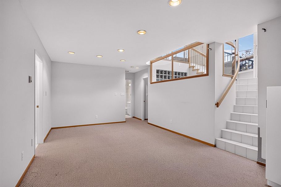 4452 Crown Street Vancouver, BC - 25