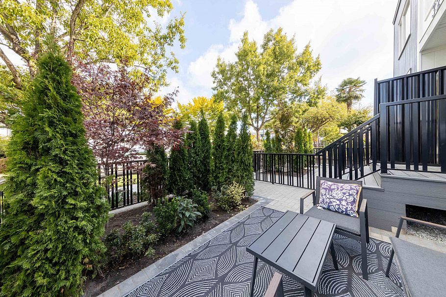 2 3268 E 18 Avenue Vancouver, BC - 33