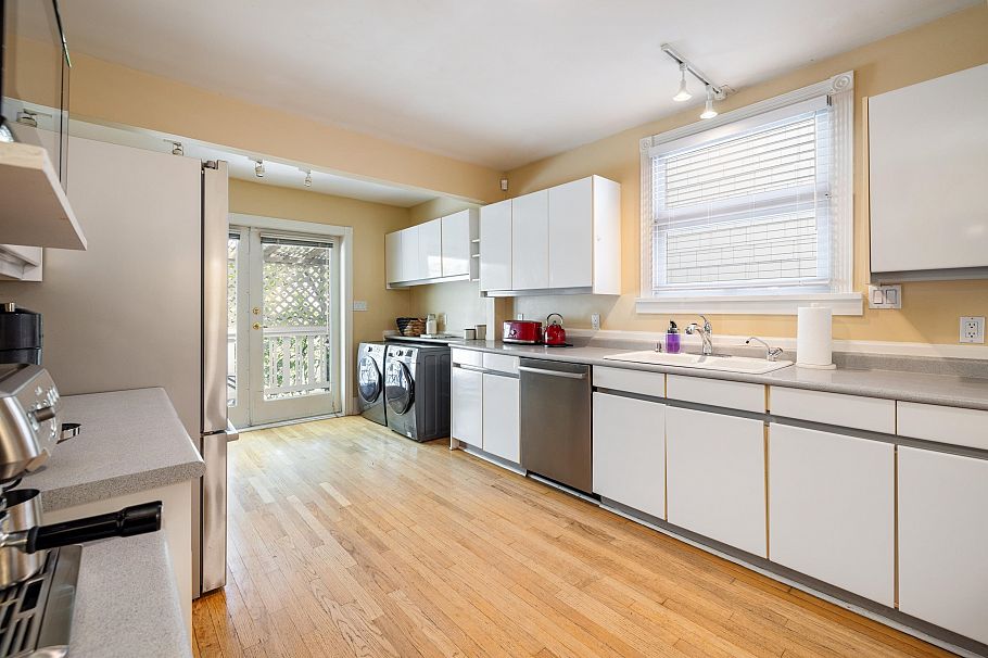 4343 W 11th Avenue Vancouver, BC - 9