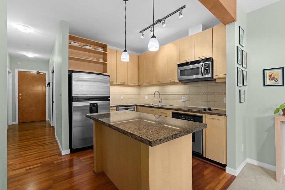 408 560 Ravenwoods Drive North Vancouver, BC - 2
