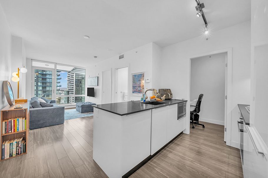 3007 1283 Howe Street Vancouver, BC - 2